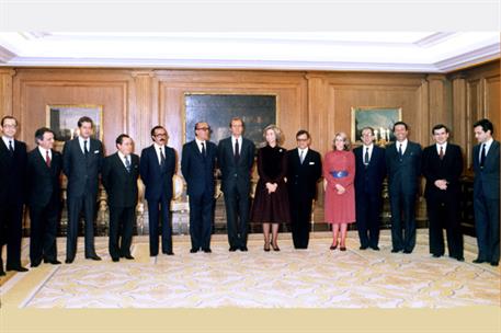 2/12/1981. Gabinete de diciembre de 1981 a julio de 1982. Los Reyes, junto al presidente del Gobierno y los nuevos ministros en el Palacio de la Za...