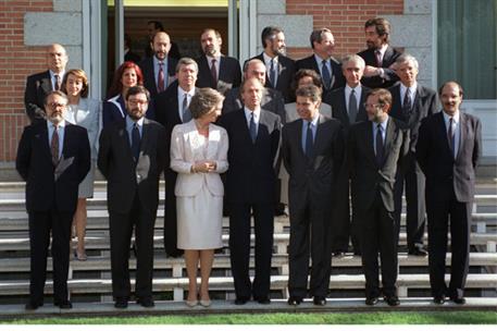 14/07/1993. Gabinete de julio de 1993 a noviembre 1993. Foto de familia con los Reyes