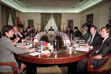 28/04/2000. Gabinete de abril 2000 a febrero de 2001, reunión del Consejo de Ministros