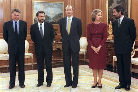 25/11/1993. Gabinete de noviembre de 1993 a mayo de 1994. El nuevo ministro del Interior, Antoni Asunción (segundo por la izquierda), junto a los R...