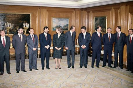 13/03/1991. Gabinete de marzo de 1991 a enero de 1992. Los Reyes posan junto al presidente del Gobierno y los nuevos miembros del Ejecutivo en el P...