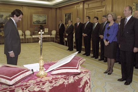 5/05/1996. Gabinete de mayo de 1996 a enero de 1999. Jura del presidente José María Aznar ante Su Majestad, el Rey
