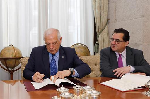 El ministro Josep Borrell, durante la firma de un Tratado fiscal sobre Gibraltar