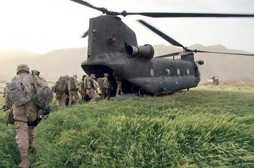 Militares de la ASPFOR XXVIII embarcando en un HT-17 Chinook