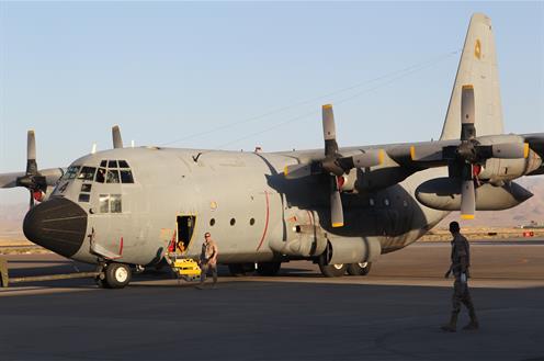 Avión de transporte C-130 Hércules en el aeropuerto de Herat