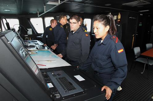 Hombres y mujeres de la dotación del buque de proyección estratégica L-61 Juan Carlos trabajando en el puente de mando