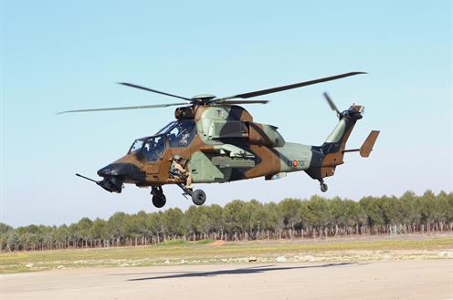 Helicóptero HA-28 Tigre durante un ejercicio de evacuación de la base General Sánchez Bilbao
