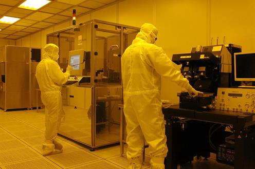 Científicos en el Laboratorio Ibérico Internacional de Nanotecnología