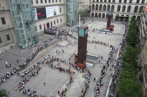 Colas ante el Museo Nacional Centro de Arte Reina Sofía para acceder a la exposición de Salvador Dalí