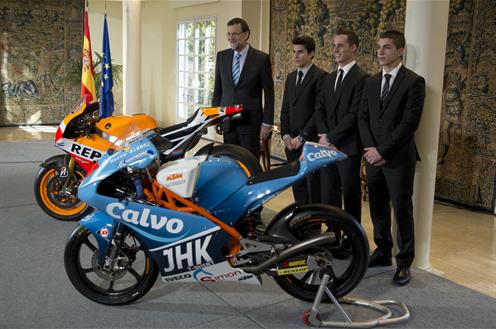 El presidente del Gobierno recibe a los campeones del mundo de motociclismo
