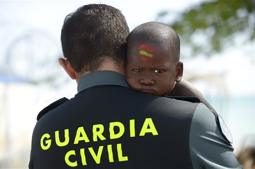 Atención a inmigrantes recién llegados (Guardia Civil con niño)