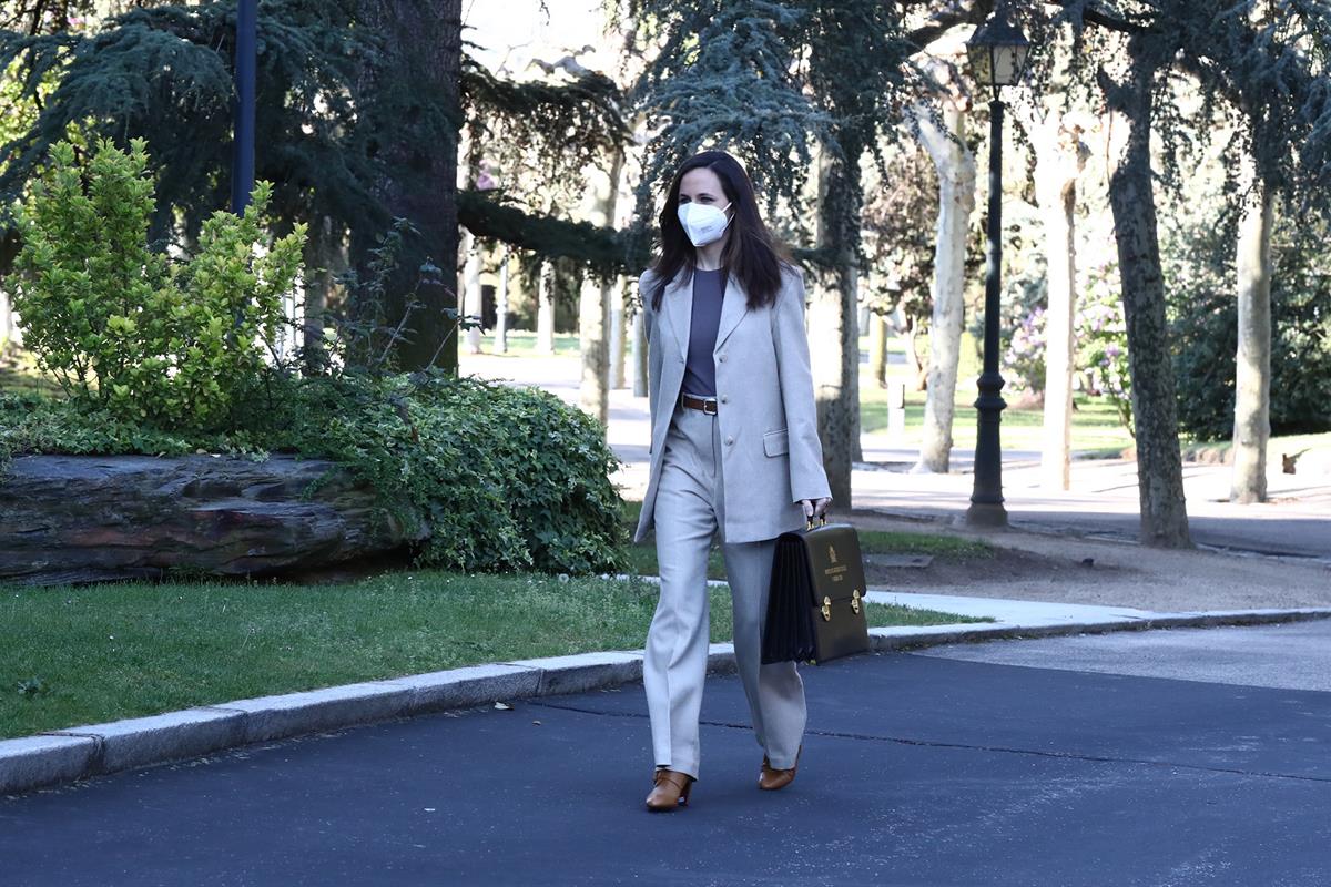 6/04/2021. Fotografía del nuevo Gabinete. La ministra de Derechos Sociales y Agenda 2030, Ione Belarra, pasea por los jardines de La Moncloa