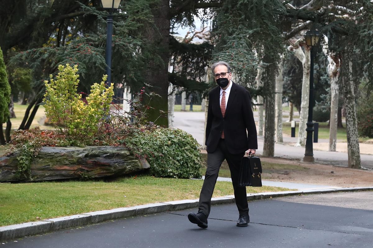 21/12/2021. El ministro de Universidades, Joan Subirats, se dirige al edificio del Consejo