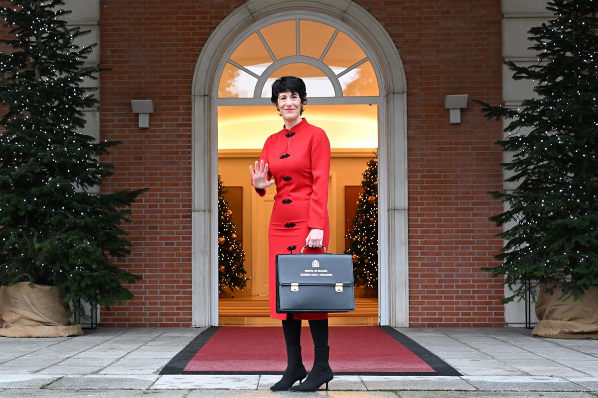 23/12/2025. Elma Saiz. La ministra de Inclusión, Seguridad Social y Migraciones y portavoz del Gobierno, Elma Saiz, posa con su cartera en l...
