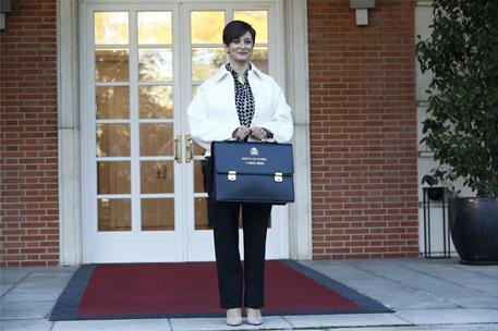 22/11/2023. Isabel Rodríguez. La ministra de Vivienda y Agenda Urbana, Isabel Rodríguez, posa con su cartera en la escalinata del edificio d...