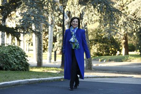 22/11/2023. Margarita Robles. La ministra de Defensa, Margarita Robles, pasea por los jardines de La Moncloa.