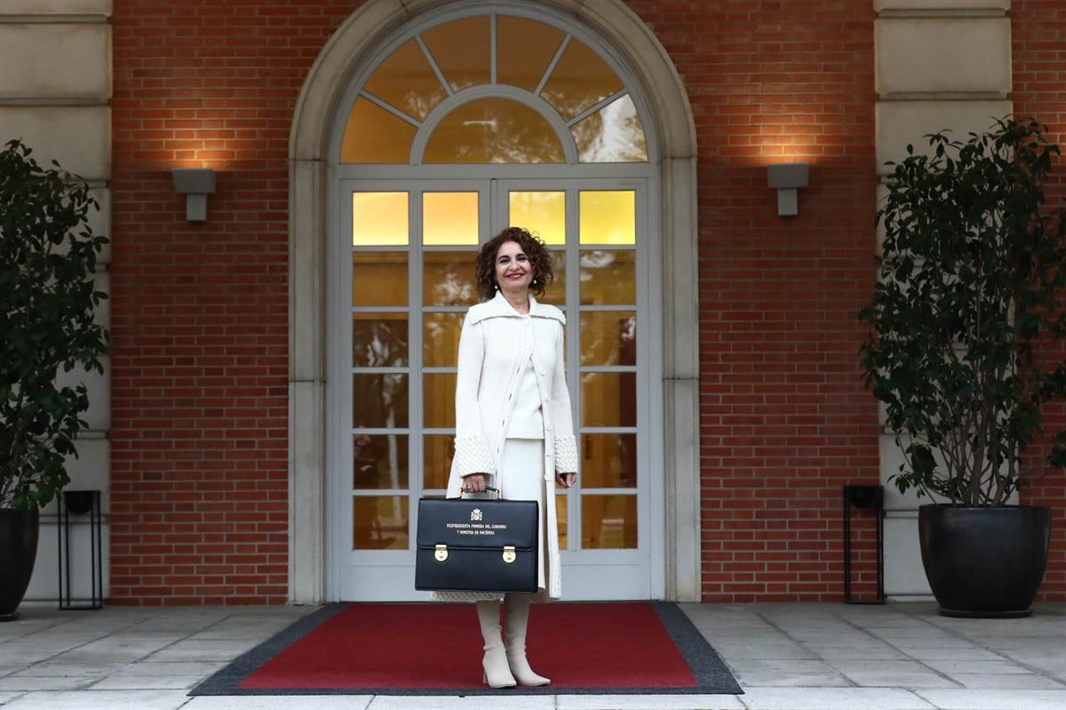 9/01/2024. María José Montero. La vicepresidenta primera y ministra de Hacienda, María Jesús Montero, posa con su cartera en la escalinata d...