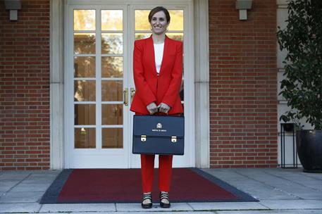 22/11/2023. Mónica García. La ministra de Sanidad, Mónica García, posa con su cartera en la escalinata del edificio del Consejo de Ministros.