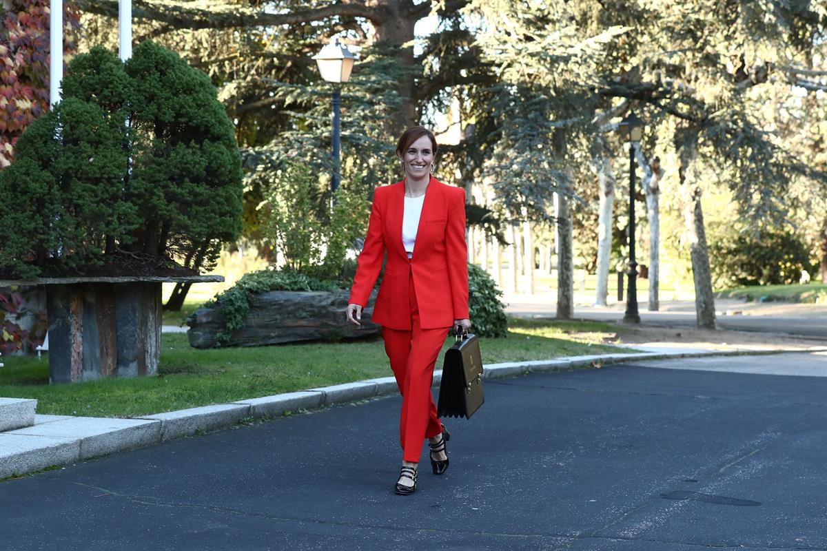 22/11/2023. Mónica García. La ministra de Sanidad, Mónica García, pasea por los jardines de La Moncloa.