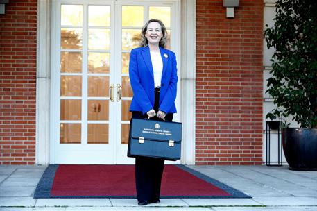 22/11/2023. Nadia Calviño. La vicepresidenta primera y ministra de Economía, Comercio y Empresa, Nadia Calviño, posa con su cartera en la es...