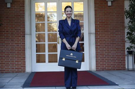 23/11/2023. Sira Rego. La ministra de Juventud e Infancia, Sira Rego, posa con su cartera en la escalinata del edificio del Consejo de Ministros.