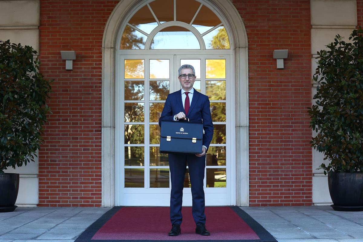 31/03/2026. Arcadi España on the steps of the Council of Ministers building. The Minister for Finance, Arcadi España, poses with his portfol...