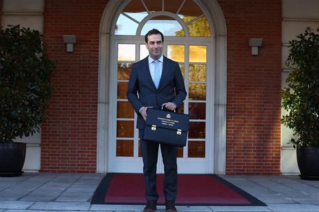 31/03/2026. Cuerpo escalinata. El vicepresidente primero y ministro de Economía, Comercio y Empresa, Carlos Cuerpo, posa con su cartera en l...