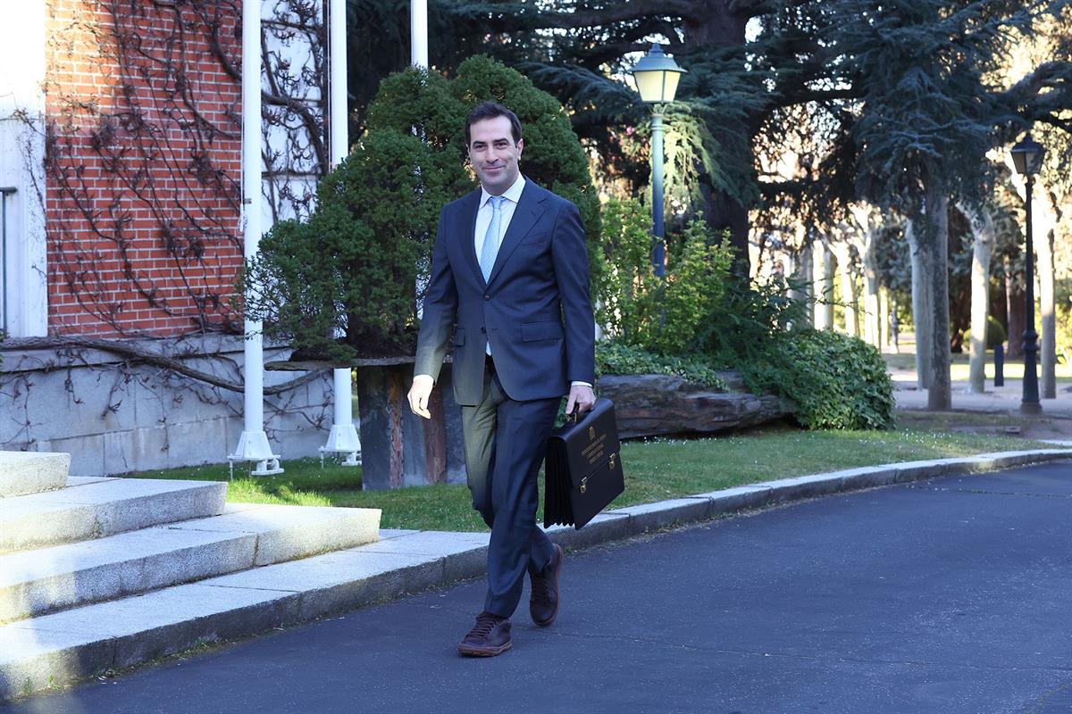 31/03/2026. Cuerpo jardines. El vicepresidente primero y ministro de Economía, Comercio y Empresa, Carlos Cuerpo, en los jardines de La Moncloa.