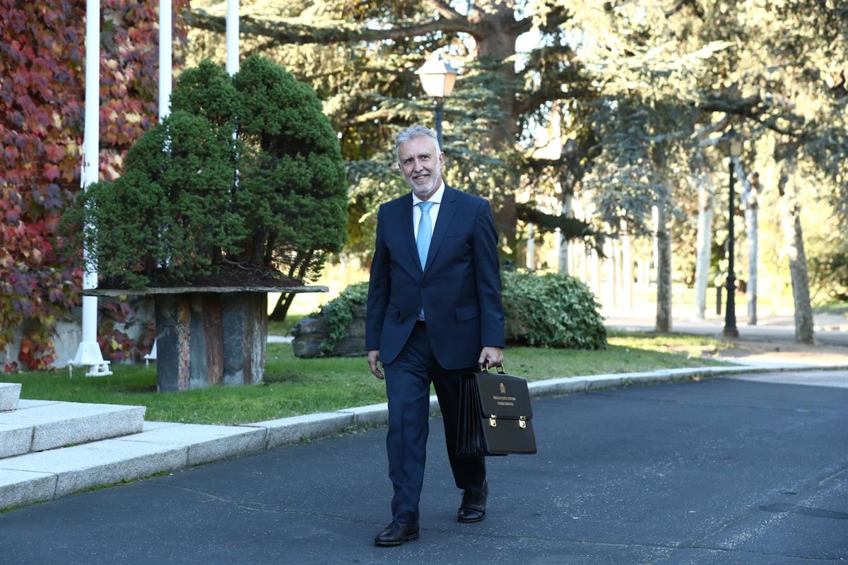 22/11/2023. Ángel Víctor Torres. El ministro de Política Territorial y Memoria Democrática, Ángel Víctor Torres, pasea por los jardines de La Moncloa.