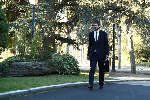 El ministro de Cultura, Ernest Urtasun, pasea por los jardines de La Moncloa