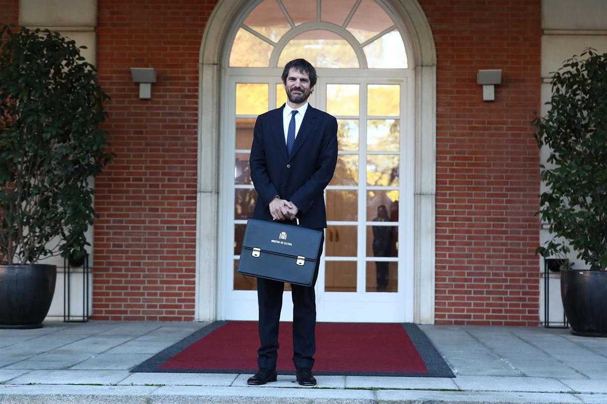 23/11/2023. Ernest Urtasun. El ministro de Cultura, Ernest Urtasun, posa con su cartera en la escalinata de La Moncloa.