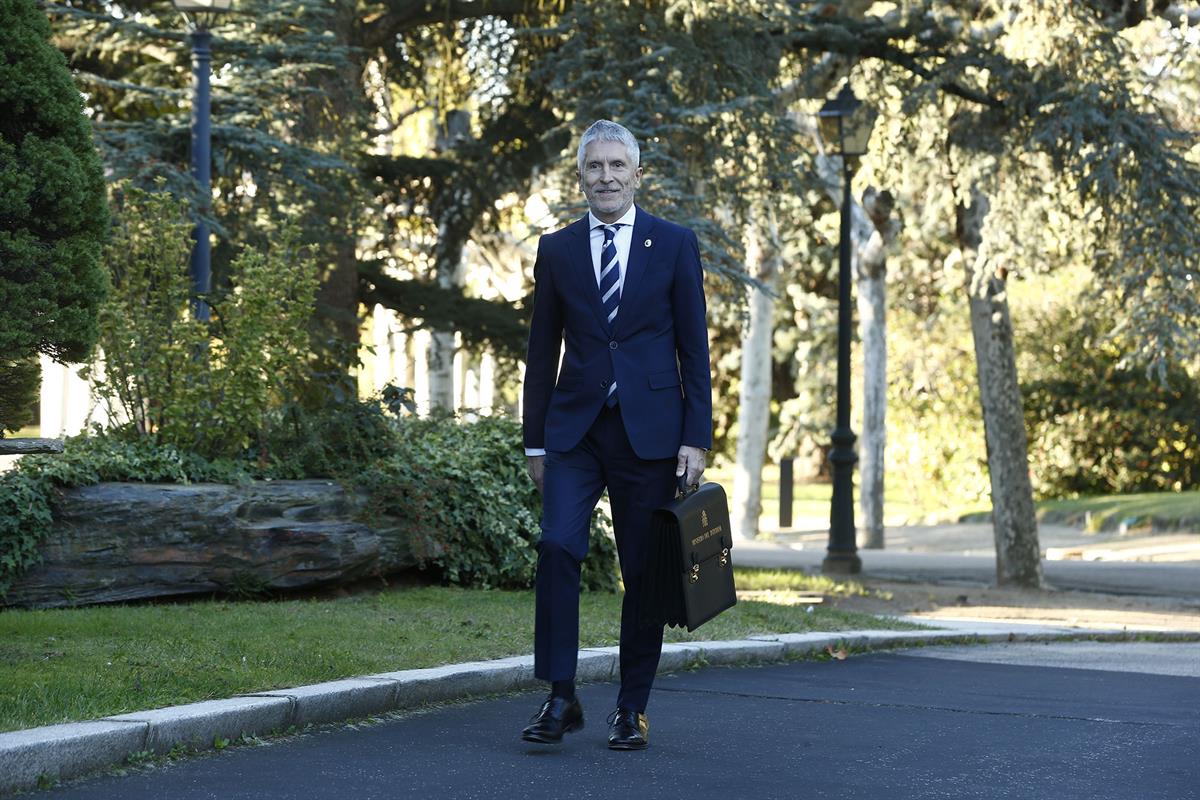 22/11/2023. Fernando Grande-Marlaska. El ministro el Interior, Fernando Grande-Marlaska, posa con su cartera en la escalinata del edificio d...