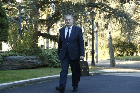 23/11/2023. Jordi Hereu. El ministro de Industria y Turismo, Jordi Hereu, pasea por los jardines de La Moncloa.