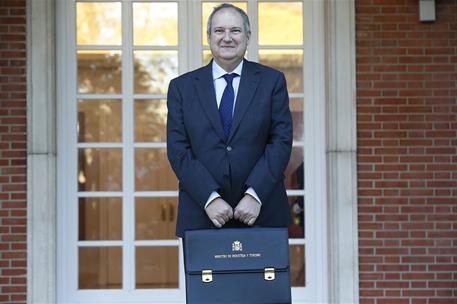 23/11/2023. Jordi Hereu. El ministro de Industria y Turismo, Jordi Hereu, posa con su cartera en la escalinata del edificio del Consejo de Ministros.