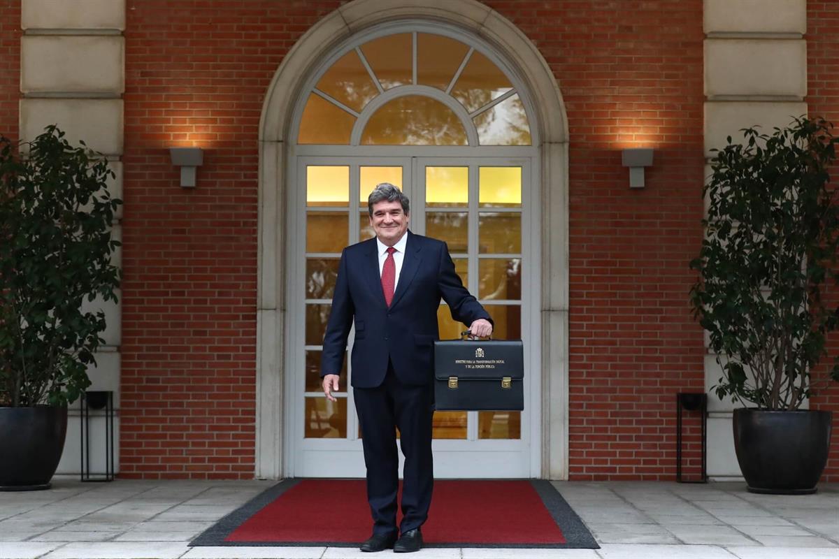 9/01/2024. José Luis Escrivá. El ministro para la Transformación Digital y de la Función Pública, José Luis Escrivá, posa con su cartera en ...