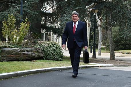 9/01/2024. José Luis Escrivá. El ministro para la Transformación Digital y de la Función Pública, José Luis Escrivá, pasea por los jardines ...