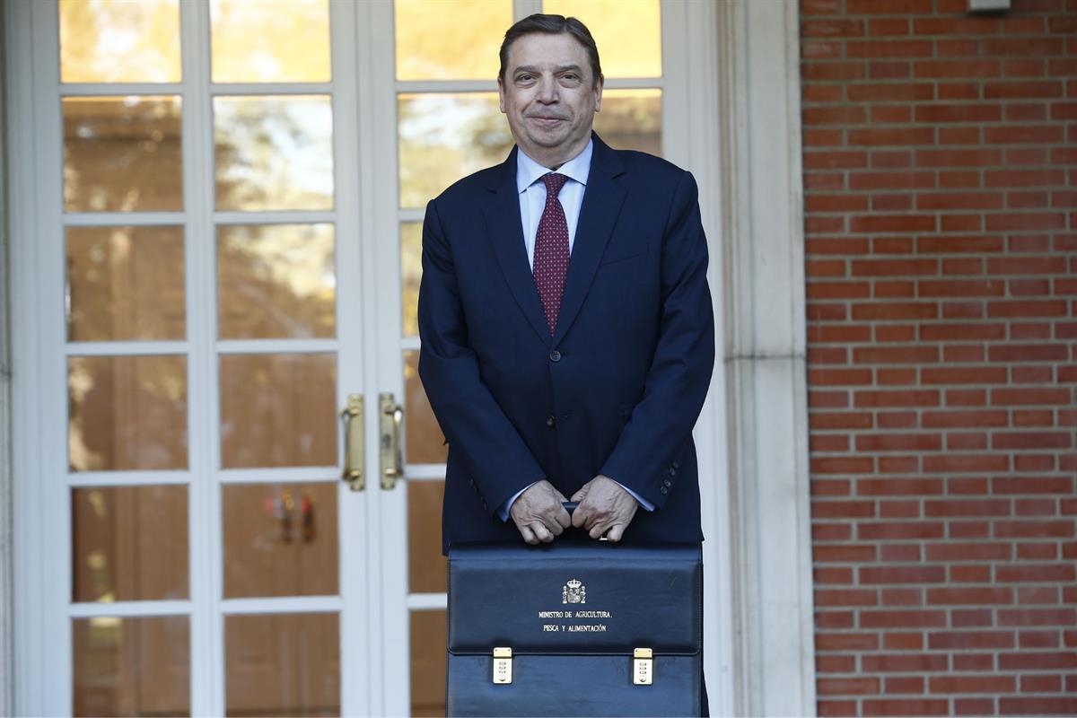 22/11/2023. Luis Planas. El ministro de Agricultura, Pesca y Alimentación, Luis Planas, posa con su cartera en la escalinata del edificio de...