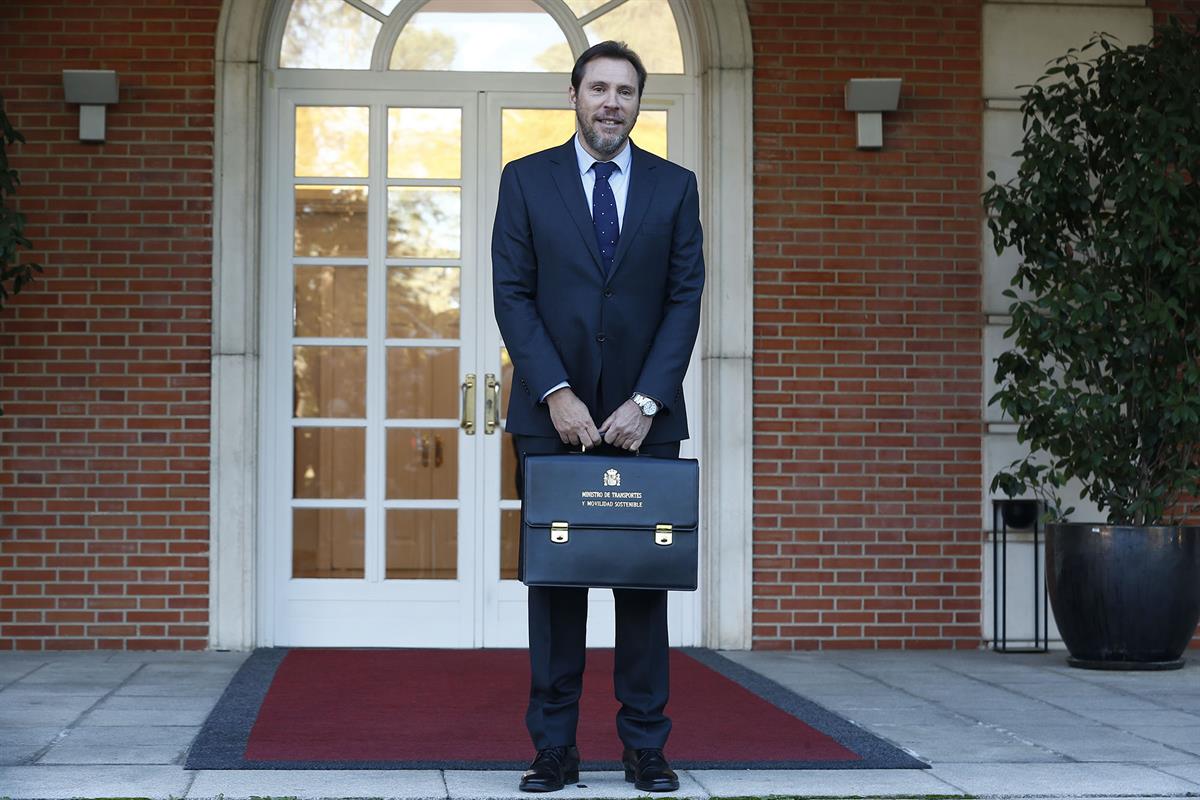 22/11/2023. Oscar Puente. El ministro de Transportes y Movilidad Sostenible, Óscar Puente, posa con su cartera en la escalinata del edificio...