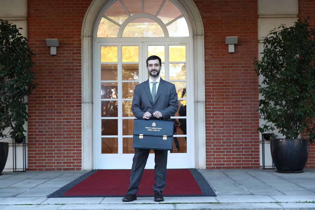 22/11/2023. Pablo Bustinduy. El ministro de Derechos Sociales, Consumo y Agenda 2030, Pablo Bustinduy, posa con su cartera en la escalinata ...