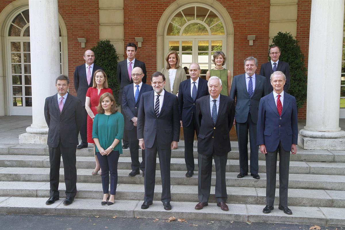 3/07/2015. The President of the Government, Mariano Rajoy, poses in the steps of Moncloa Palace with the Vice President and the twelve Minis...