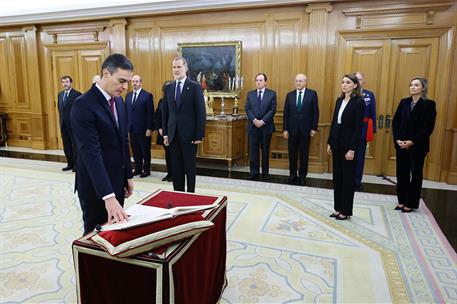17/11/2023. Pedro Sánchez pledges his position as President of the Government before the King. Pedro Sánchez pledges his position as Preside...
