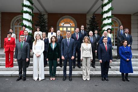 23/12/2025. Cabinet from December 22, 2025. Group photo of the Government on the steps of the Moncloa Palace after the latest Cabinet renewal
