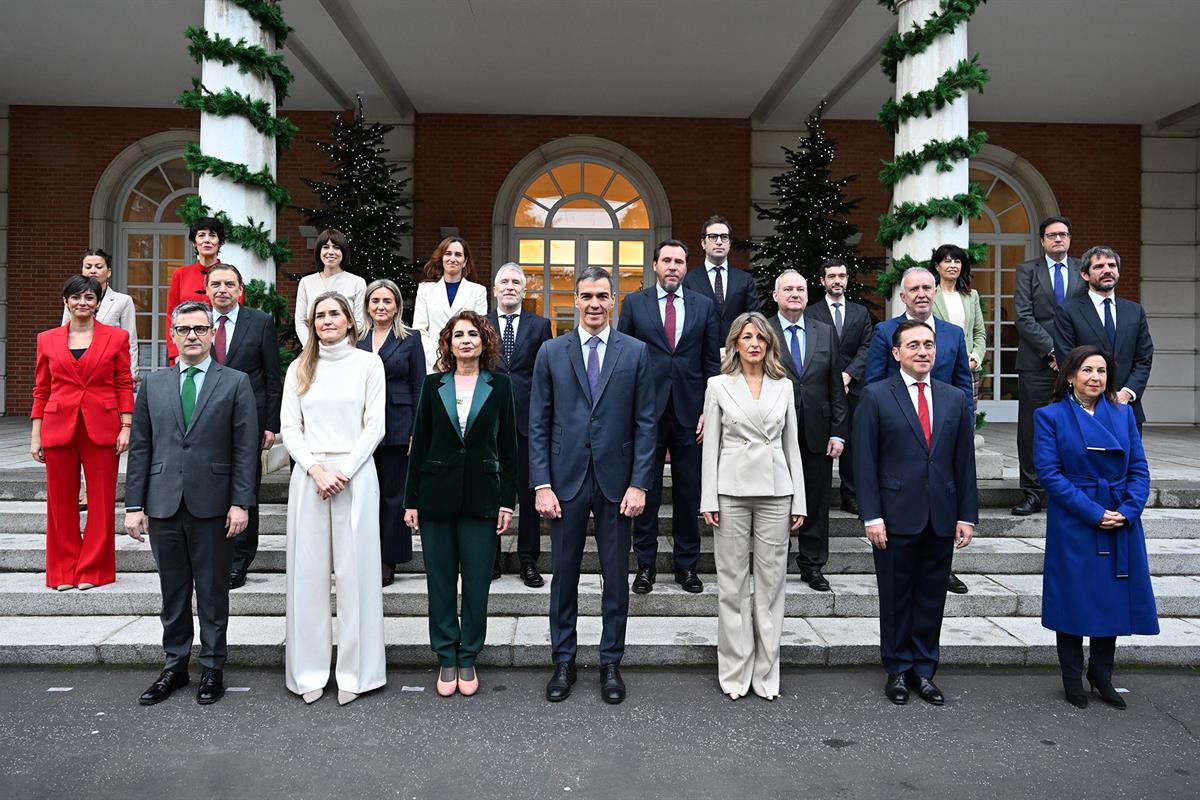23/12/2025. Gabinete desde el 22 de diciembre de 2025. Fotografía de familia del Gobierno en la escalinata del Palacio de La Moncloa tras la...