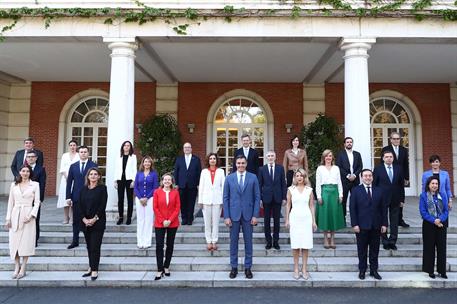 25/04/2023. Family photo on the steps of Moncloa Palace after the latest renewal of the Executive. Family photo on the steps of Moncloa Pala...