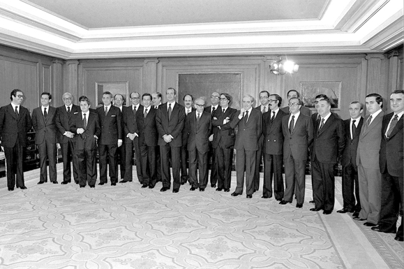 6/04/1979. Cabinet from April 1979 to January 1980. The first constitutional Government poses with the King.