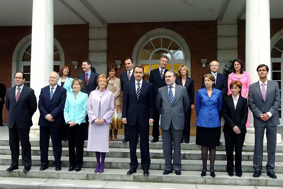 20/04/2004. Foto de familia del primer Gobierno de José Luis Rodríguez Zapatero.