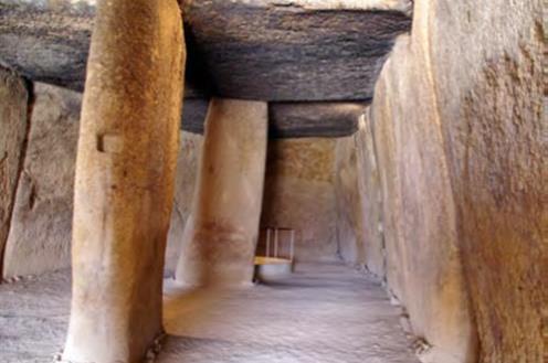 24. Vista del fondo del Dolmen de Menga, Antequera (Málaga.jpg