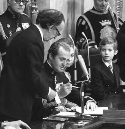 20. El Rey D. Juan Carlos I sancionando la Constitución española de 1978.jpg