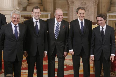 22. Su Majestad el Rey Don Juan Carlos junto al presidente de Gobierno Mariano Rajoy y tres expresidentes.jpg