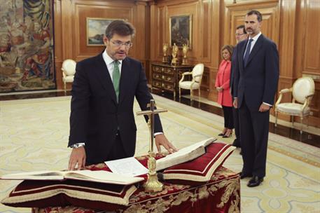 29/09/2014. Rafael Catalá being sworn in as Minister for Justice before King Felipe VI at Zarzuela Palace.. Rafael Catalá being sworn in as ...